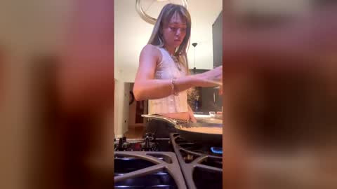 Snapshot of clairethompson01 chatting on December 20, 5:58 am Claire online show from December 20, 5:58 am