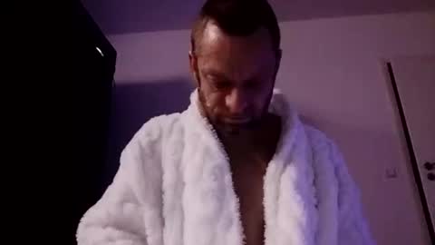 Snapshot of clausenflorian880 chatting on December 16, 4:39 am Florian online show from December 16, 4:39 am