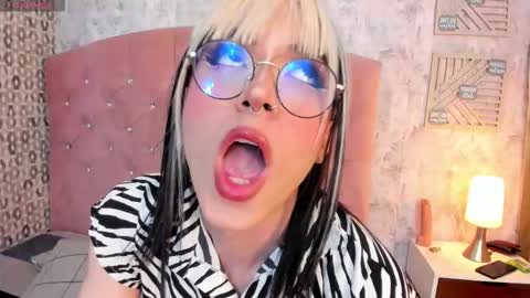 Snapshot of cleo_nilee chatting on November 11, 4:01 am cleo online show from November 11, 4:01 am