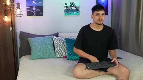 Snapshot of cleoanubis_ chatting on October 31, 6:03 am Girl Juliana and Federico online show from October 31, 6:03 am