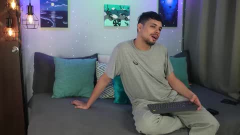 Snapshot of cleoanubis_ chatting on November 10, 3:38 am Girl Juliana and Federico online show from November 10, 3:38 am