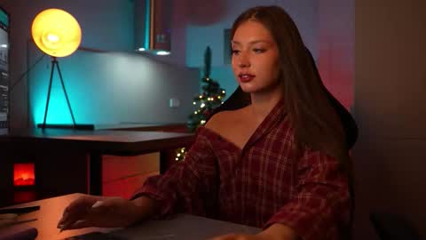 Snapshot of cleose chatting on December 18, 7:36 am Cleo online show from December 18, 7:36 am