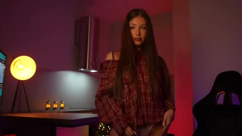 Snapshot of cleose chatting on December 19, 7:37 am Cleo online show from December 19, 7:37 am