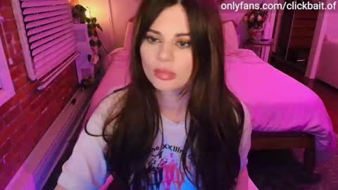 Snapshot of clickbait_ chatting on November 3, 8:26 am clickbait_ online show from November 3, 8:26 am