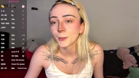 Snapshot of cloe_five chatting on October 24, 7:54 pm CLOE online show from October 24, 7:54 pm