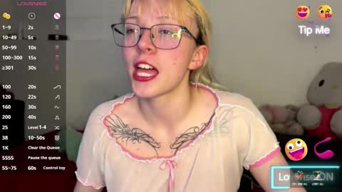 Snapshot of cloe_five chatting on October 27, 11:41 pm CLOE online show from October 27, 11:41 pm