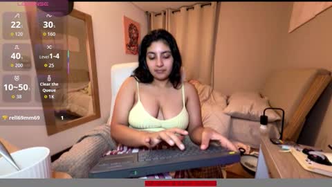 cloe small online show from October 13, 4:34 am
