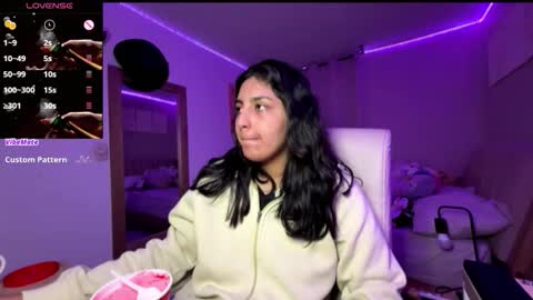 Snapshot of cloe_small08 chatting on November 8, 3:29 am cloe small online show from November 8, 3:29 am