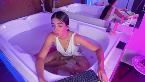 Snapshot of cloe_taylor__ chatting on November 21, 4:11 am CLOE online show from November 21, 4:11 am