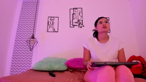 Snapshot of cloehonney chatting on October 25, 8:36 pm cloe online show from October 25, 8:36 pm