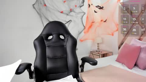 Snapshot of cloemorwen chatting on October 31, 11:28 pm Cloe online show from October 31, 11:28 pm