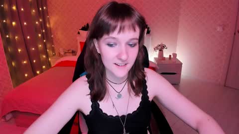 Snapshot of clover_red chatting on December 29, 5:33 pm Clover follow me online show from December 29, 5:33 pm