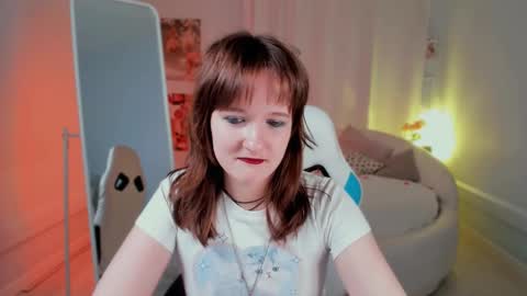 Snapshot of clover_red chatting on February 18, 2:16 pm Clover follow me online show from February 18, 2:16 pm