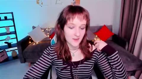 Snapshot of clover_red chatting on March 9, 5:39 pm Clover follow me online show from March 9, 5:39 pm