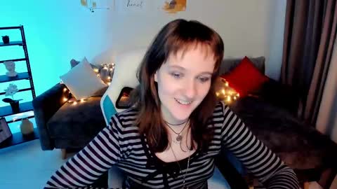 Snapshot of clover_red chatting on March 9, 8:52 pm Clover follow me online show from March 9, 8:52 pm