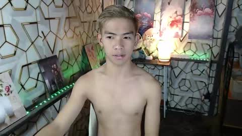 Snapshot of clyde_twinkx chatting on November 6, 11:33 am clyde_twinkx online show from November 6, 11:33 am