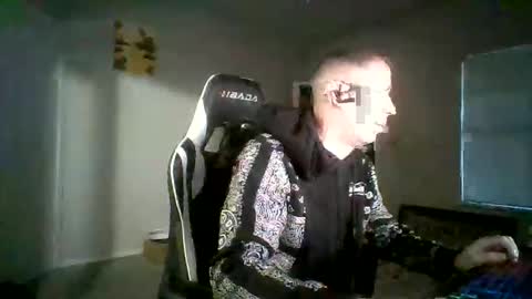 Snapshot of cmypenis chatting on November 24, 2:17 pm Master Bates online show from November 24, 2:17 pm