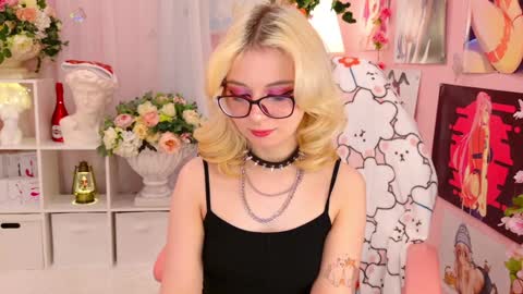 Snapshot of coconut_mia chatting on December 24, 10:28 pm Mia online show from December 24, 10:28 pm