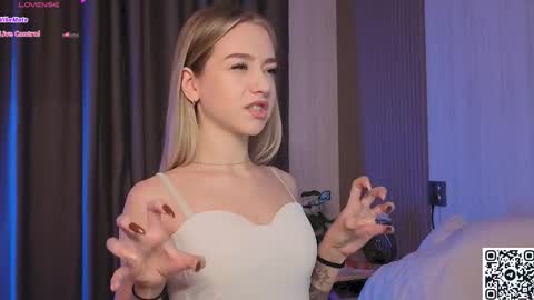 Snapshot of cold_waterfall chatting on November 24, 3:17 am Criss online show from November 24, 3:17 am