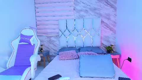 Snapshot of colett_hall chatting on June 25, 11:59 am colett online show from June 25, 11:59 am