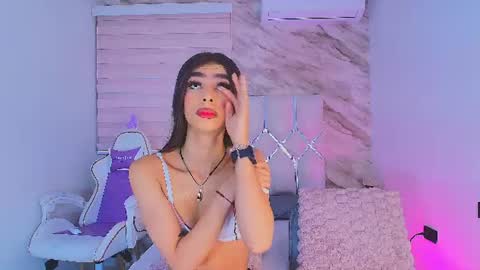 Snapshot of colett_hall chatting on July 7, 11:58 am colett online show from July 7, 11:58 am