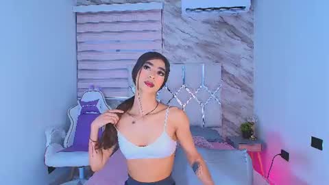 Snapshot of colett_hall chatting on July 19, 11:58 am colett online show from July 19, 11:58 am