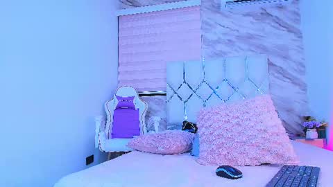 Snapshot of colett_hall chatting on July 29, 11:52 am colett online show from July 29, 11:52 am