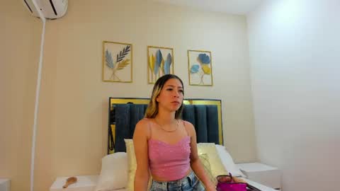 Snapshot of collins_aria chatting on June 29, 11:54 am valentina online show from June 29, 11:54 am