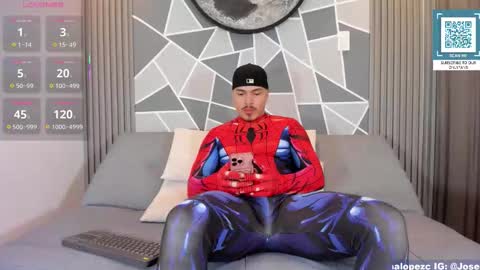 Snapshot of confi17_latin chatting on October 28, 12:03 am Damian and Daniel online show from October 28, 12:03 am