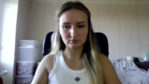 Snapshot of cora_fora chatting on September 22, 8:05 am cora_fora online show from September 22, 8:05 am