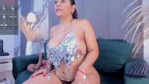 Snapshot of coral_rousee chatting on July 17, 1:07 pm coral_rousee online show from July 17, 1:07 pm