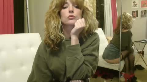 Snapshot of corinnebijou chatting on March 5, 4:56 am CorinneBijou online show from March 5, 4:56 am
