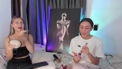 couple_funnyy online show from February 28, 1:39 am