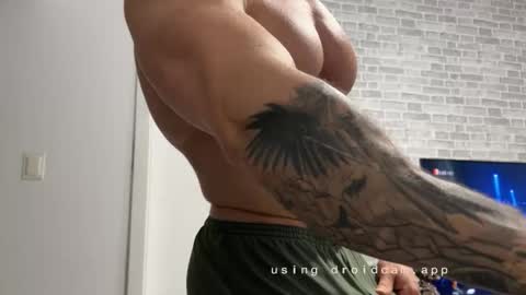 couplemuscle40 online show from November 13, 8:41 pm