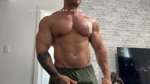 couplemuscle40 online show from November 25, 4:07 pm