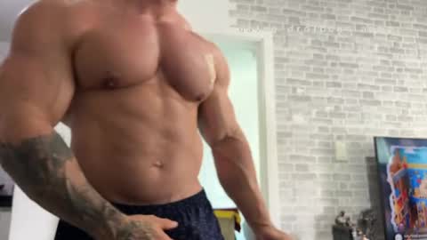 couplemuscle40 online show from April 17, 4:43 pm