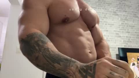 couplemuscle40 online show from June 17, 7:26 pm