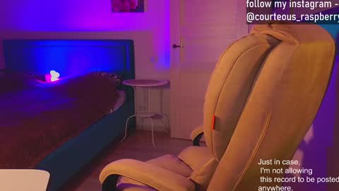 Snapshot of courteous_raspberrrry chatting on January 28, 3:14 pm Rose Roys my online show from January 28, 3:14 pm