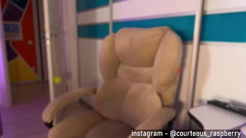 Snapshot of courteous_raspberrrry chatting on September 12, 10:48 am Rose Roys my online show from September 12, 10:48 am