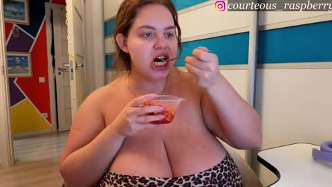 Snapshot of courteous_raspberrrry chatting on November 19, 1:11 pm Rose Roys my online show from November 19, 1:11 pm