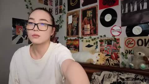 Snapshot of coventinahazleton chatting on December 3, 8:18 pm Yuna online show from December 3, 8:18 pm