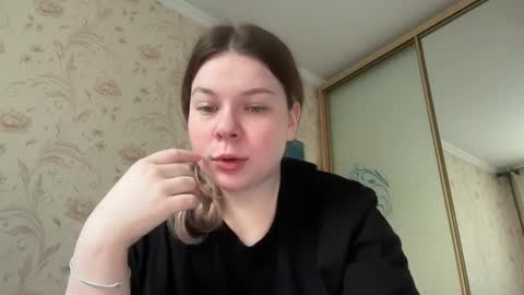 Snapshot of crave_elise chatting on September 21, 8:05 am Elise online show from September 21, 8:05 am