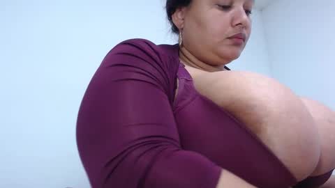 Snapshot of crazyonme chatting on December 5, 6:33 am diosalinda online show from December 5, 6:33 am