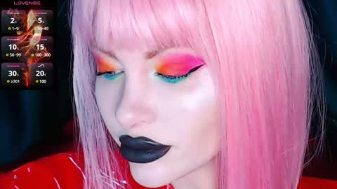 Snapshot of crazypinkyball chatting on December 5, 3:17 pm Roxy online show from December 5, 3:17 pm