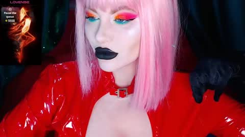 Snapshot of crazypinkyball chatting on December 7, 1:40 pm Roxy online show from December 7, 1:40 pm