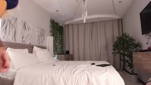 Snapshot of creambaby1 chatting on December 16, 8:08 am ALEXA AND WALLY online show from December 16, 8:08 am