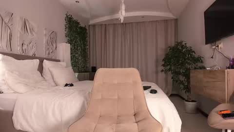 Snapshot of creambaby1 chatting on December 19, 8:32 am ALEXA AND WALLY online show from December 19, 8:32 am