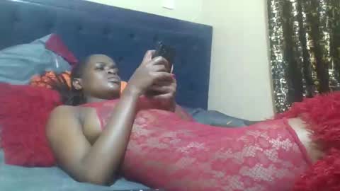 Snapshot of creamymomma chatting on December 17, 11:44 pm verah online show from December 17, 11:44 pm