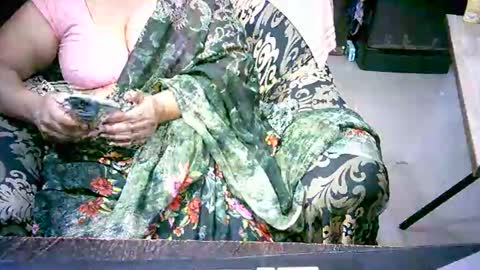 Snapshot of crezybhabihot chatting on November 16, 11:10 pm Sonika69 online show from November 16, 11:10 pm