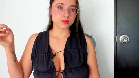 Snapshot of crimsonetoile chatting on March 1, 4:20 pm Jen. online show from March 1, 4:20 pm